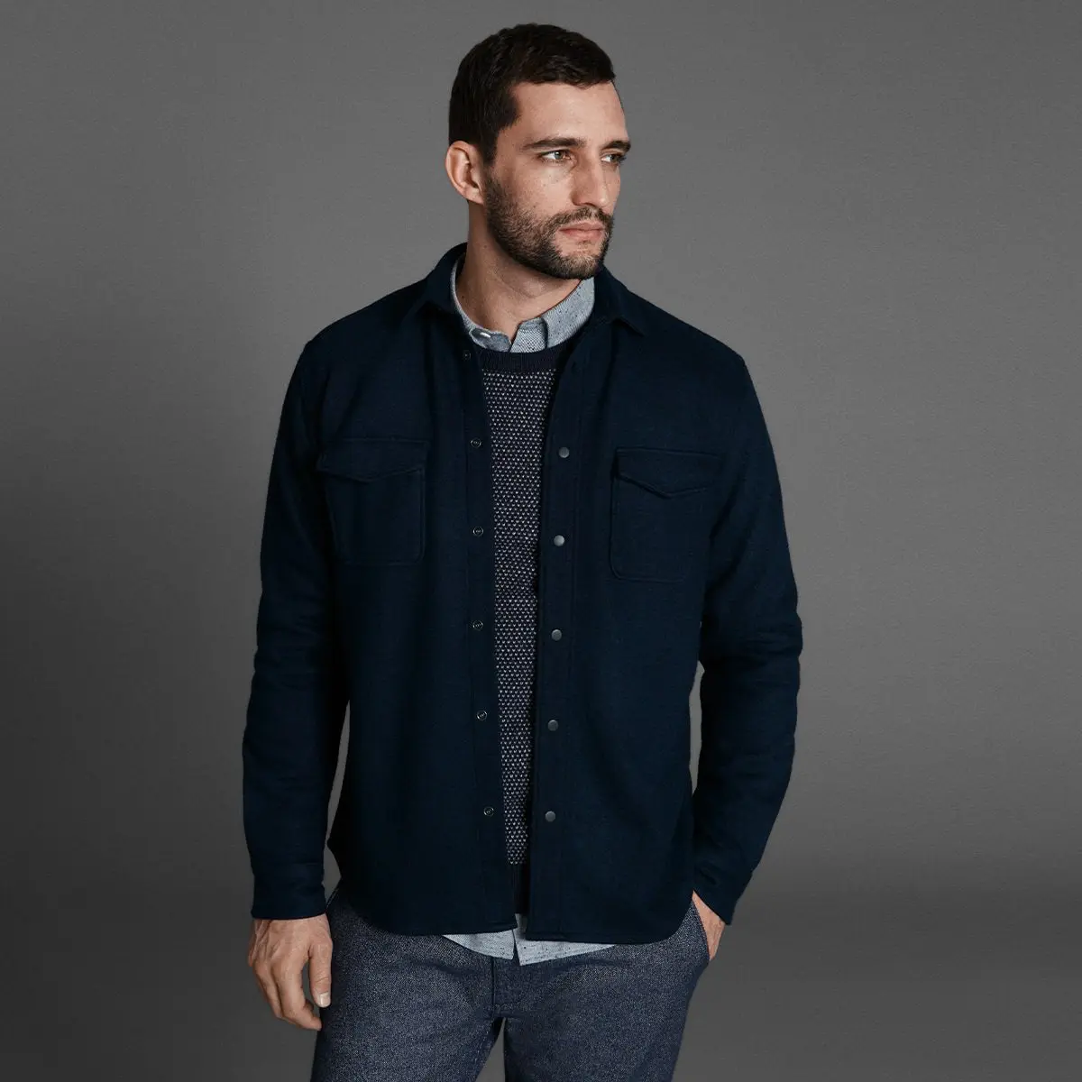 Comment porter une chemise en flanelle : looks tendance pour homme