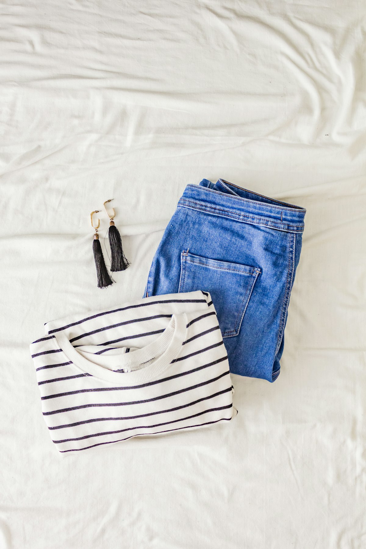 Détails de pièces minimalistes : t-shirt blanc et bottines en cuir
