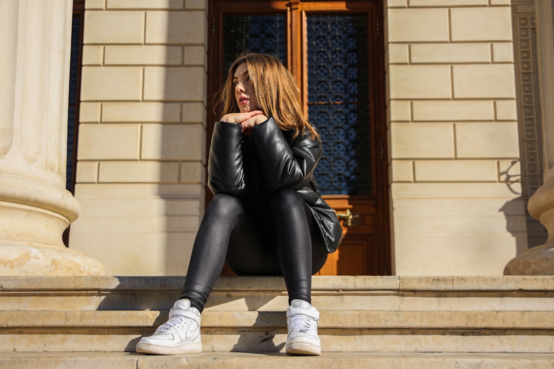 Comment porter le legging en cuir : astuces et inspirations (Partie 2)